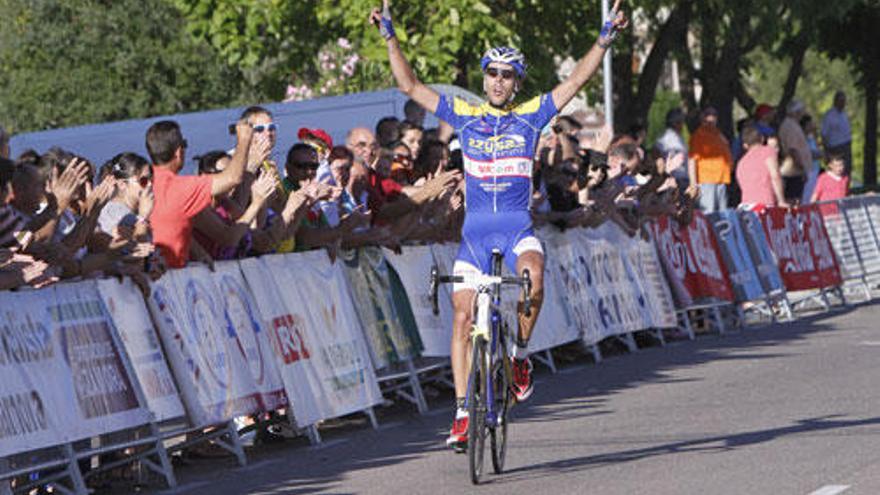 Miguel Ángel Benito se impone en la meta al colombiano Chaparro.