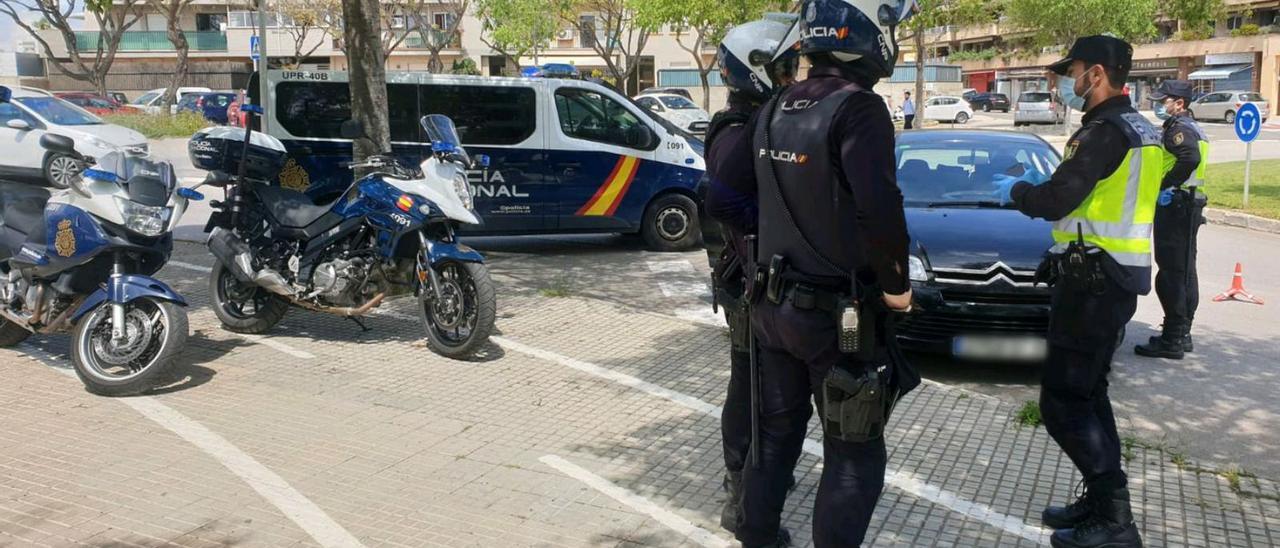 Varios policías, durante una intervención en Palma, en una imagen de archivo.