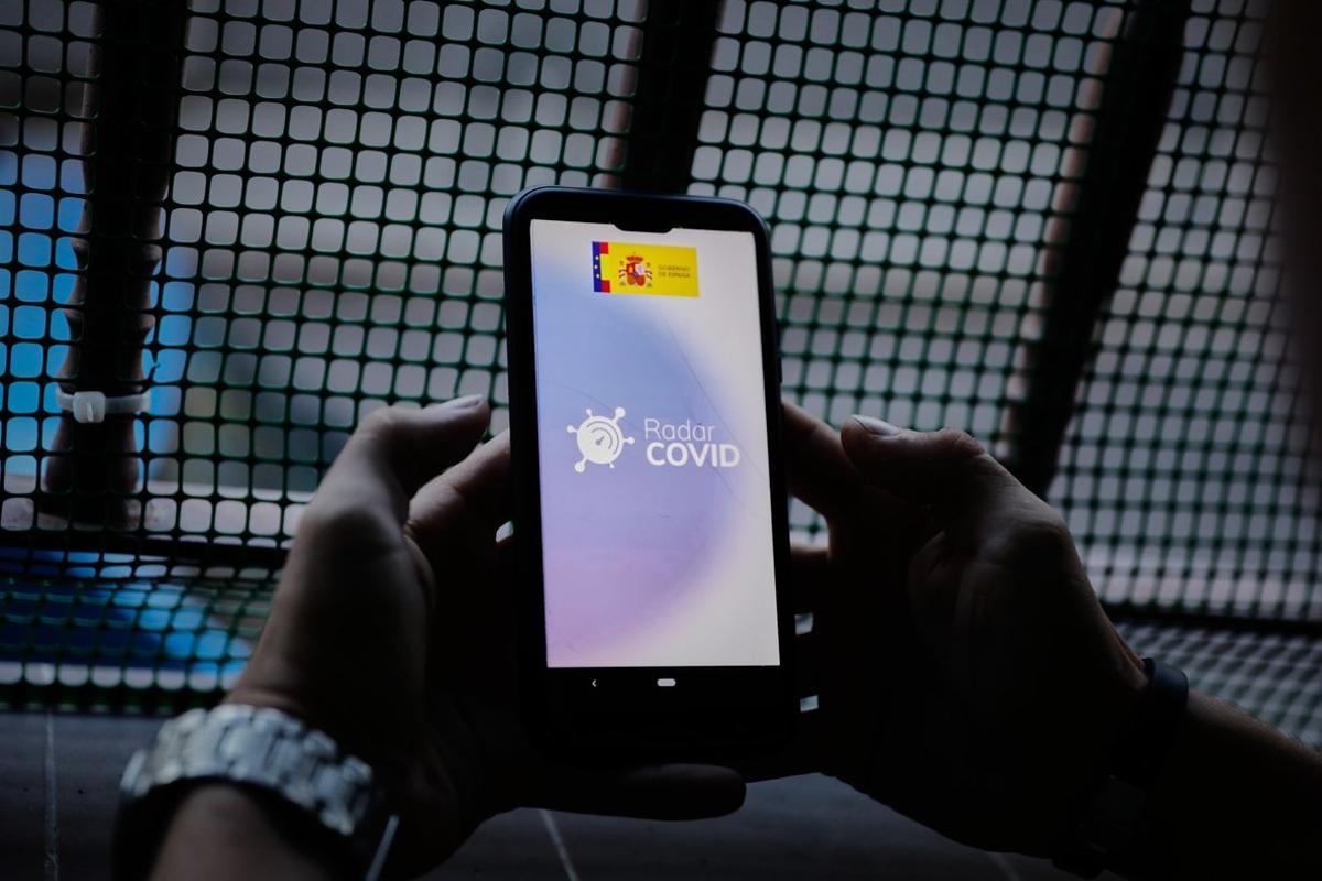 Una persona hace uso desde su teléfono móvil de la aplicación móvil que desarrolla el Gobierno de rastreo ’Radar COVID’, disponible para detectar contactos de positivos de COVID-19, que según indican prácticamente dobla la capacidad de detección de contactos de positivos de COVID-19 detectados por los rastreadores. En Madrid, (España), a 12 de agosto de 2020. Una persona hace uso desde su teléfono móvil de la aplicación móvil que desarrolla el Gobierno de rastreo ’Radar COVID’, disponible para detectar contactos de positivos de COVID-19, que según indican prácticamente dobla la capacidad de detección de contactos de positivos de COVID-19 detectados por los rastreadores. En Madrid, (España), a 12 de agosto de 2020.