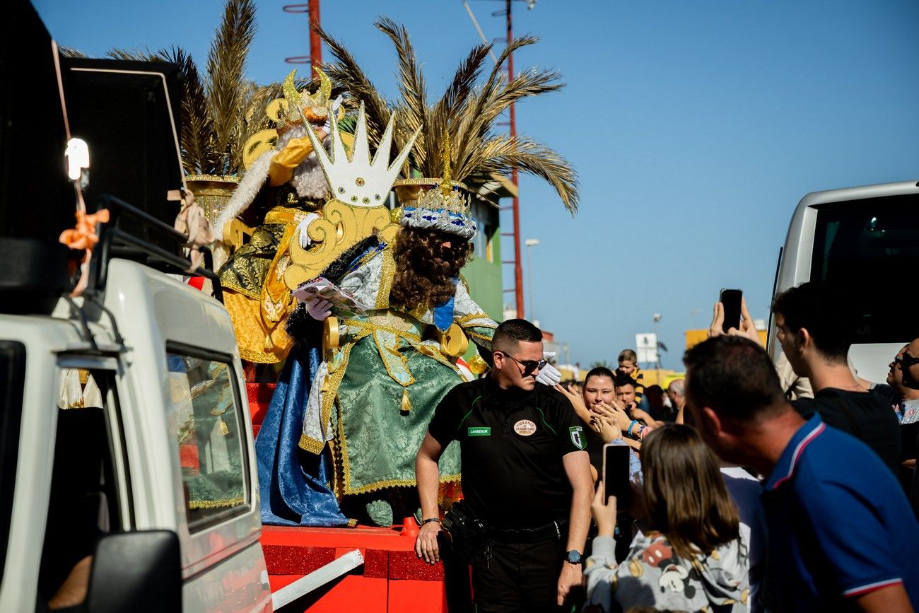 Miles de personas llenan de ilusión el Estadio de Barrial en la llegada de los Reyes Magos