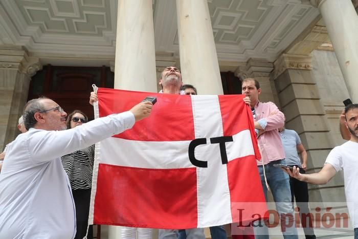 Cientos de personas protestan frente al Ayuntamiento de Cartagena por el pacto entre PP, PSOE y Cs