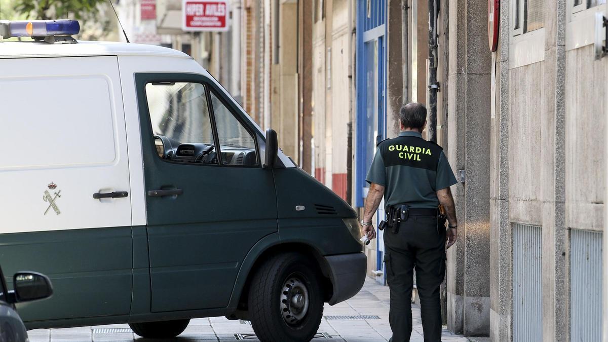 Un furgón de la Guardia Civil accediendo al parking del Juzgado de Avilés.