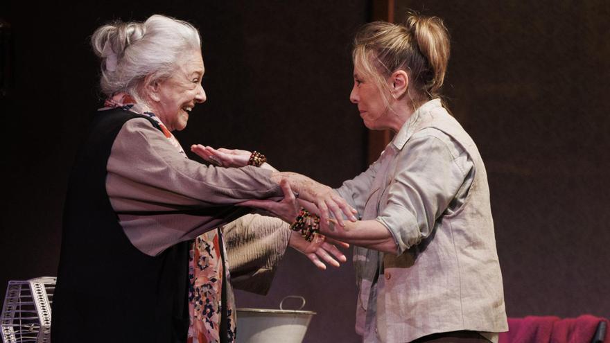 Lola Herrera y Natalia Dicenta en 'Camino a la Meca'.