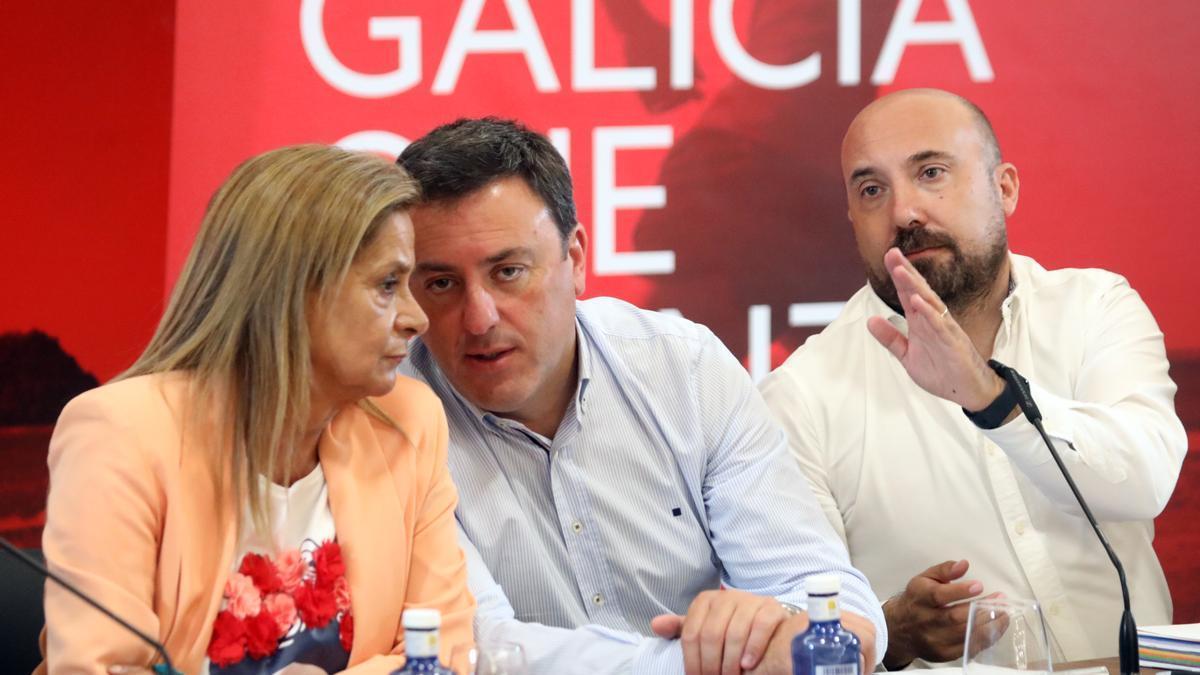 El secretario xeral del PSdeG, Valentín González Formoso, presidió la reunión de la comisión ejecutiva nacional gallega; en la imagen, con Carmela Silva y José Manuel Lage.