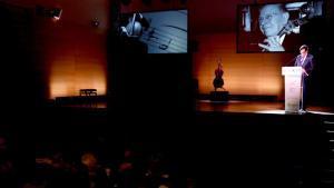 El president de la Generalitat, Salvador Illa, durante la intervención en el acto 150 Pau Casals, con el violonchelo del maestro catalán.