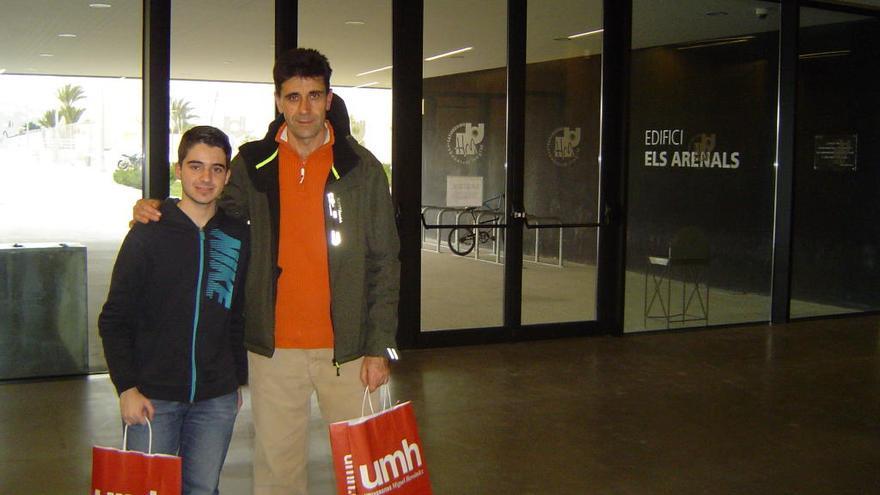 Luis Martínez acompañado de su profesor de Química.