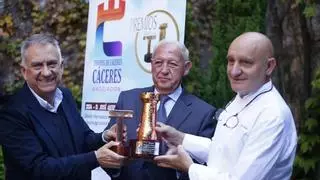 Reconocimiento a Toño Pérez y Jose Polo, de Atrio, por ser los grandes embajadores de Cáceres