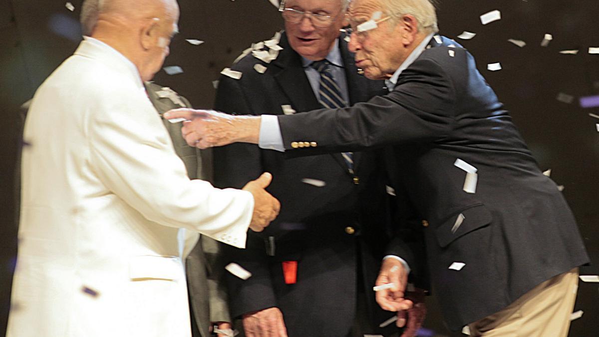 宇宙飛行士ジム・ラヴェル、「ヒューストン、私たちは問題がある」の起源は97で死にます、私たちは問題があります」