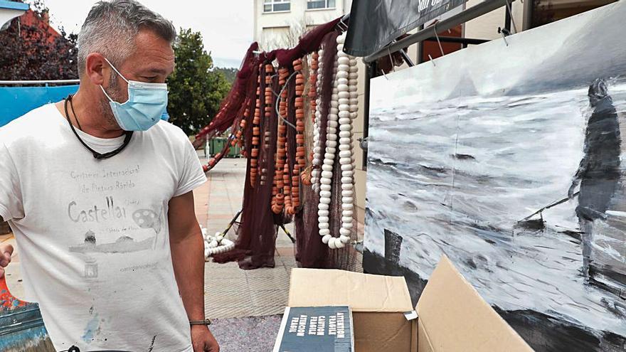 Lolo Serantes, en plena faena, dando forma al mural para homenajear a las carboneras de Los Quebrantos. | Mara Villamuza