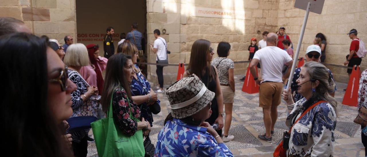 Visitantes a la espera de poder acceder al interior del Museo Picasso Málaga. | ÁLEX ZEA