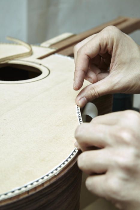 Físico que se ha convertido en luthier y confeccio