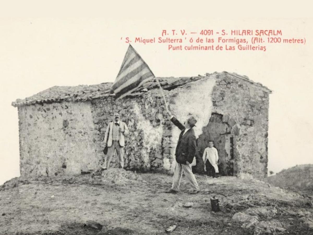 Josep Ximeno oneja la senyera a Sant Miquel de les Formigues.