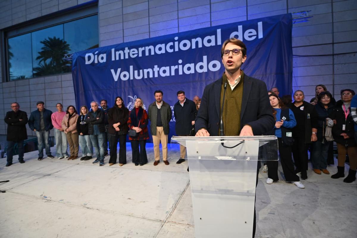 Un momento de la lectura del manifiesto por el Día del Voluntatiado en Elche