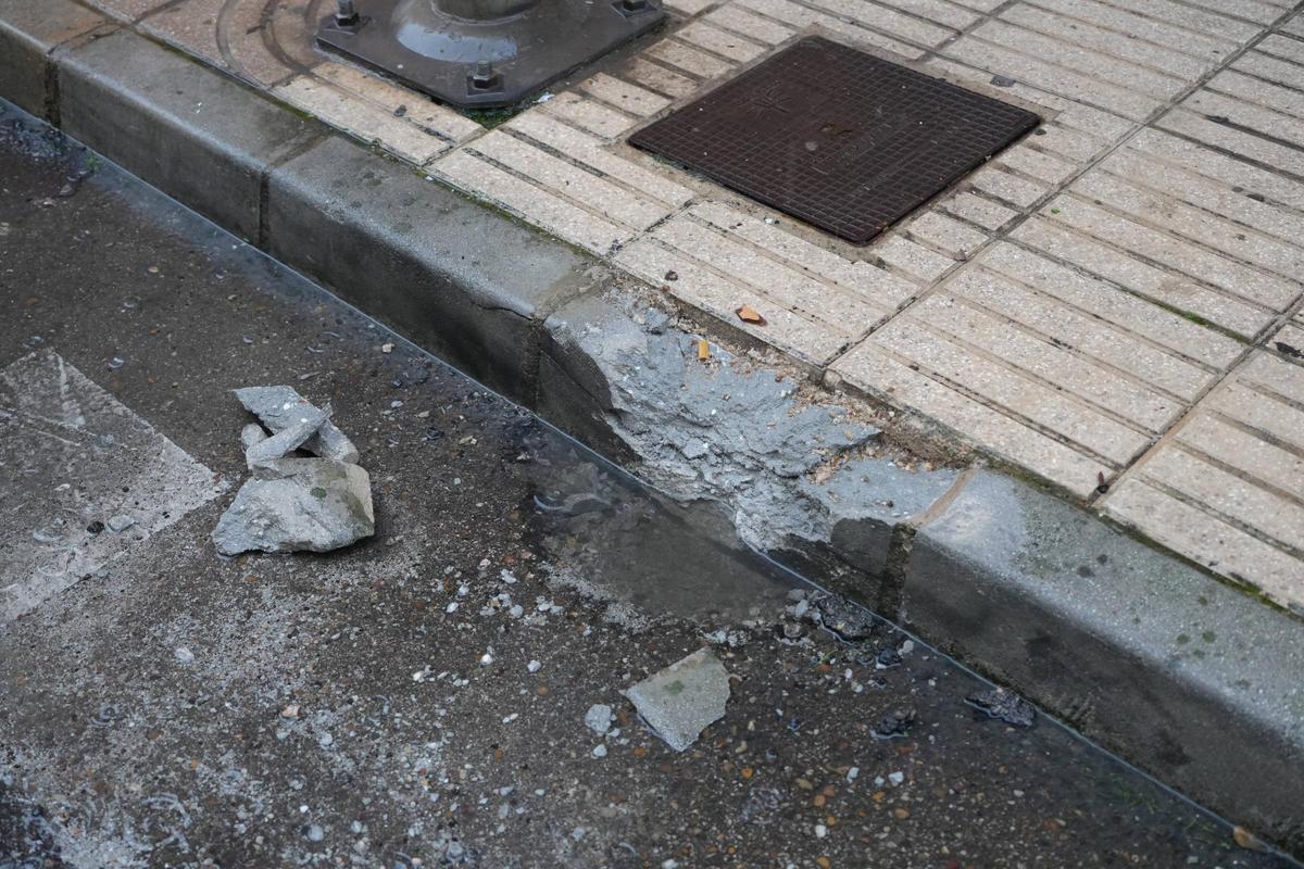 Así quedó el bordillo de la acera tras la explosión.