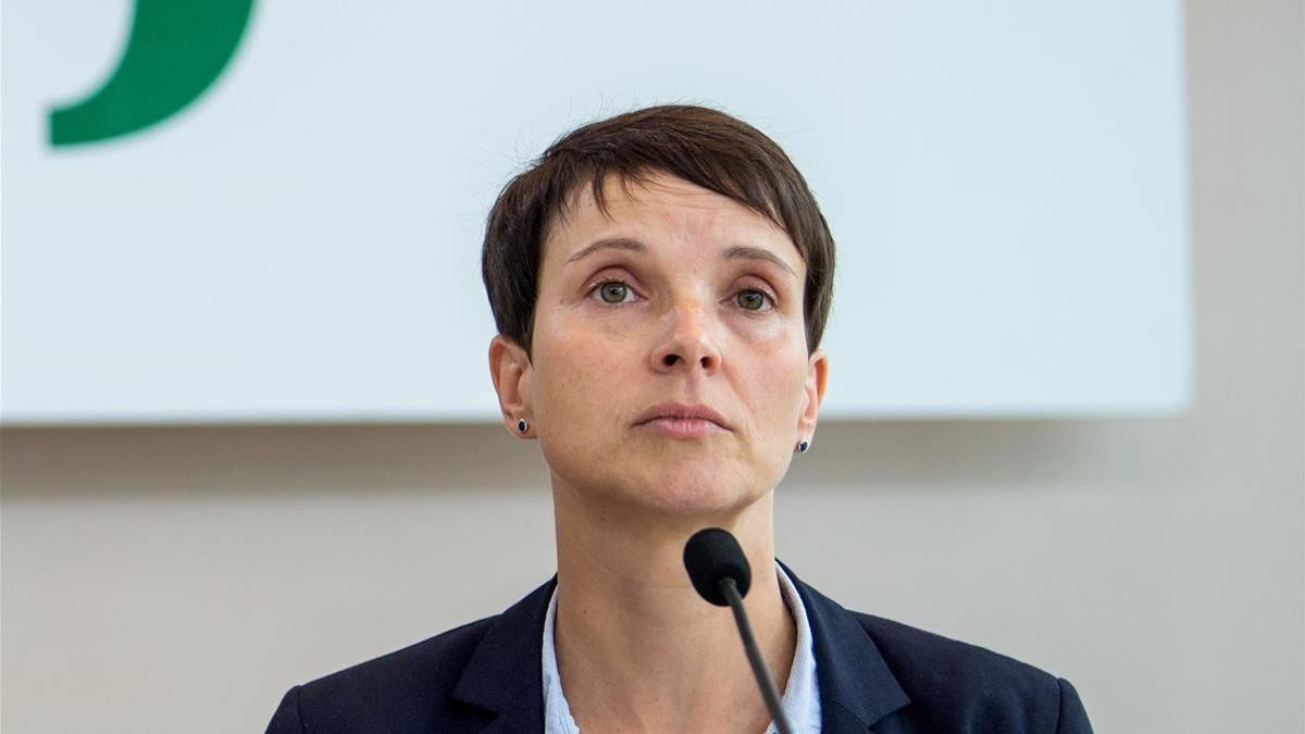 Frauke Petry, durante su conferencia de prensa en el Parlamento de Sajonia, en Dresde, el 26 de septiembre.