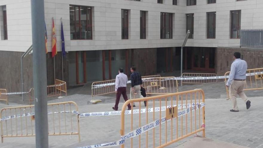 Xàbia precinta las escaleras exteriores del ayuntamiento que inauguró  hace 2 meses