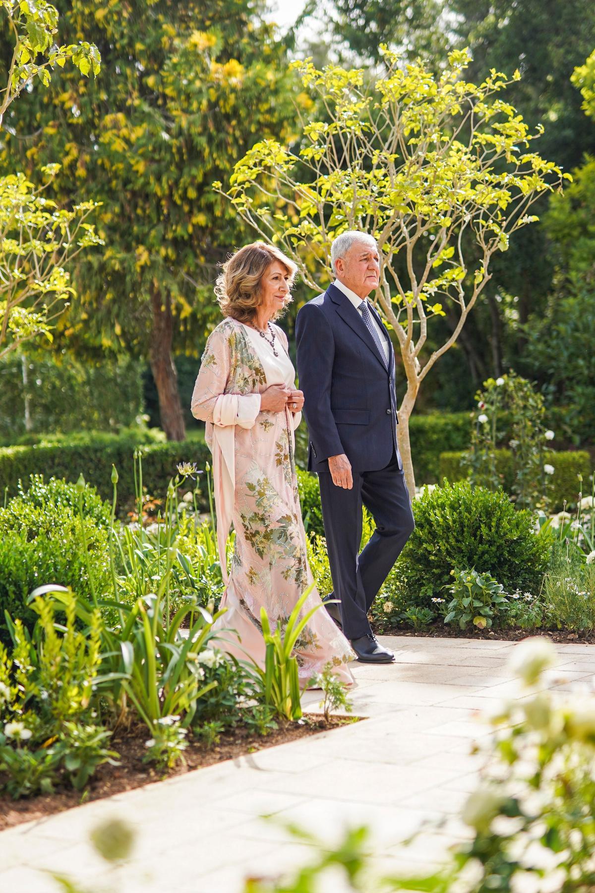 El presidente iraquí, Abdul Latif Rashid y su esposa. Shanaz Ibrahim Ahmed, a su llegada al Palacio Zahran para el enlace del príncipe heredero de Jordania. 