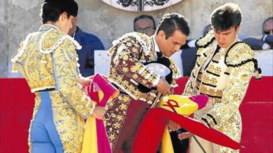 Pinceladas sin triunfo de Varea en su alternativa en la Feria de Nimes