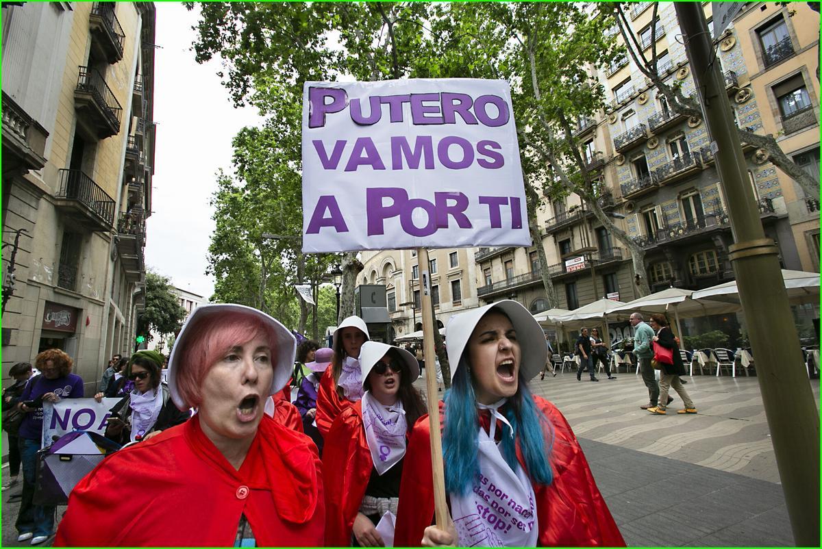 BARCELONA 11 05 2019. PRIMERA MARCHA ABOLICIONISTA . RUTA ANTI PUTEROS POR EL CENTRO DE BARCELONA. EN LA FOTO LOS ABOLICIONISTAS SON AGREDIDOS CON TINTAS POR ALGUNAS MUJERES Y TRANSEXUALES (POSIBLEMENTE PROSTITUTAS) EN EL RAVAL . LA MARCHA ES COMO PROTESTA CONTRA LOS PROXENETAS, LOS PUTEROS Y EL SISTEMA QUE SE APROVECHA DE LAS MUJERES, PERO NO ESTAN EN CONTRA DE LAS PROSTITUTAS. FOTO DE MAITE CRUZ