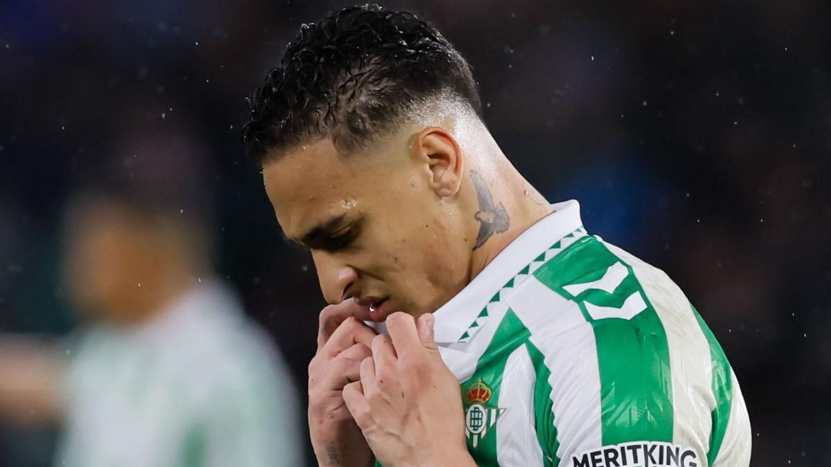 Antony se lamenta durante el duelo de Conference League