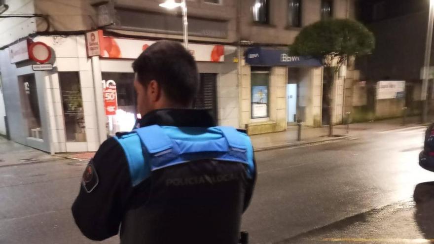 La Policía de Moaña controla un conato de incendio por una prenda ardiendo en la calle Concepción Arenal