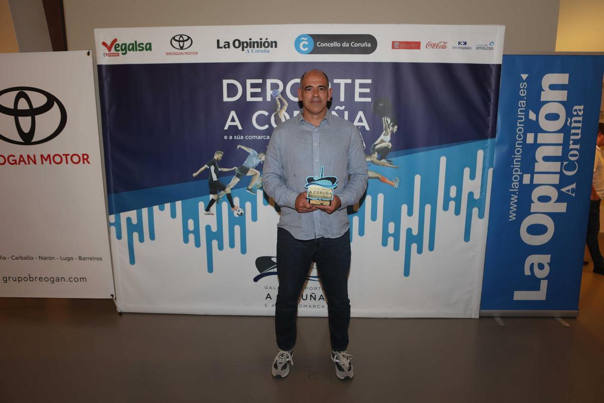 Felipe López posa con el Premio de los Lectores en la VI Gala do Deporte de A Coruña, en 2024.