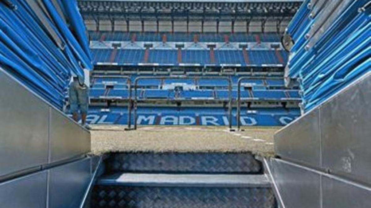 Imagen del estadio Santiago Bernabéu desde la salida del túnel de vestuarios.