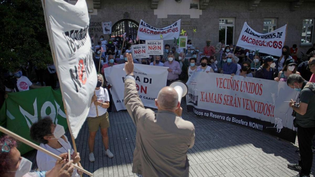 Protesta en A Coruña contra proyectos eólicos en la comarca impulsada por Monfero di non. |   // CABALAR / EFE