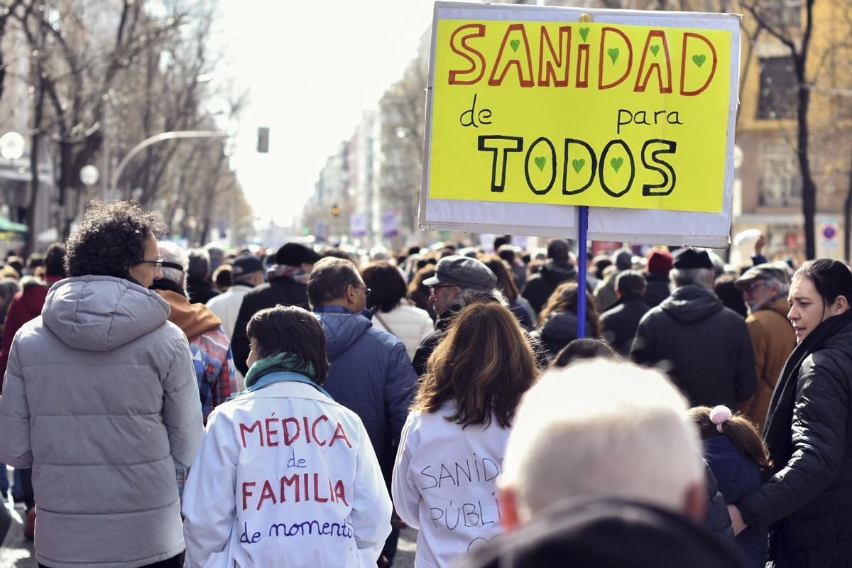 MADRID, 12/02/2023.- Vista general de la manifestación en defensa de la sanidad pública, este domingo en Madrid. EFE/Javier Jiménez