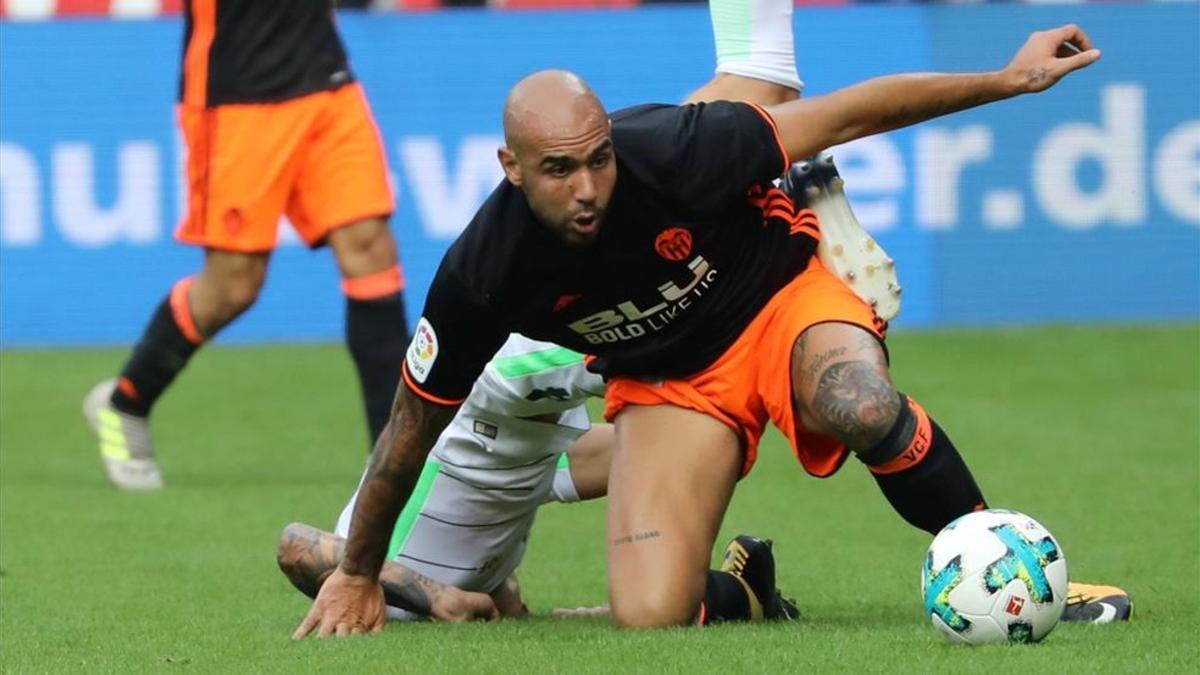 Simone Zaza pelea un balón durante al amistoso ante el Werder Bremen