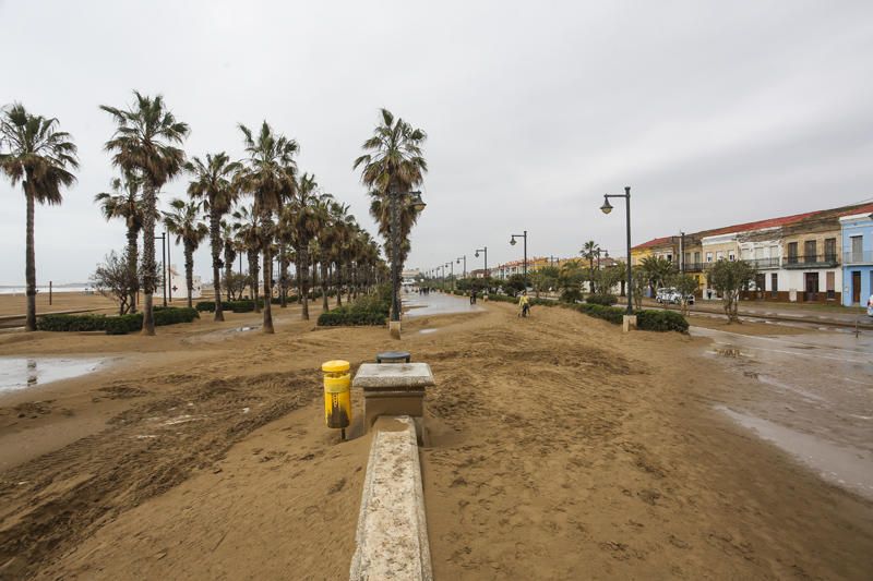 Temporal de lluvia: las mejores imágenes del paseo marítimo de València cubierto de arena