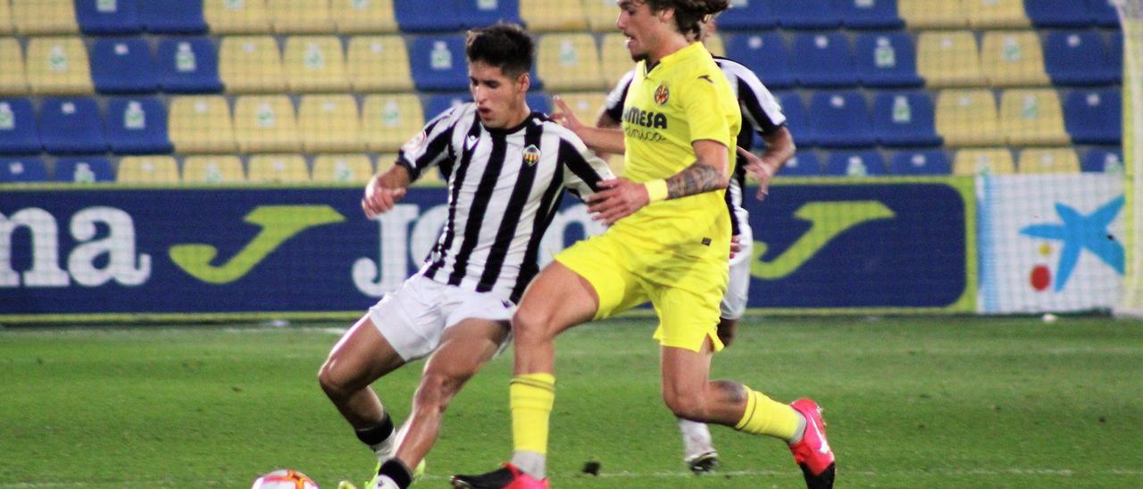 El extremo diestro albinegro Nico Cabanes pelea el balón junto al lateral del filial amarillo Carlos Romero.