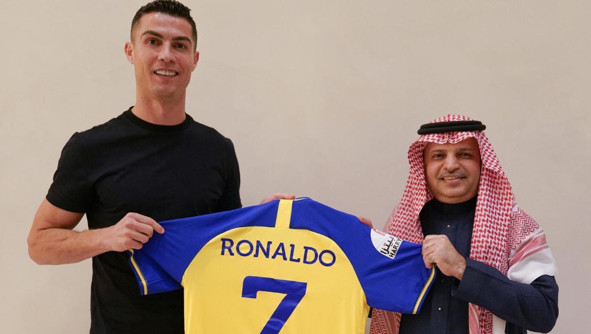 Cristiano Ronaldo posa con la camiseta de su nuevo equipo.