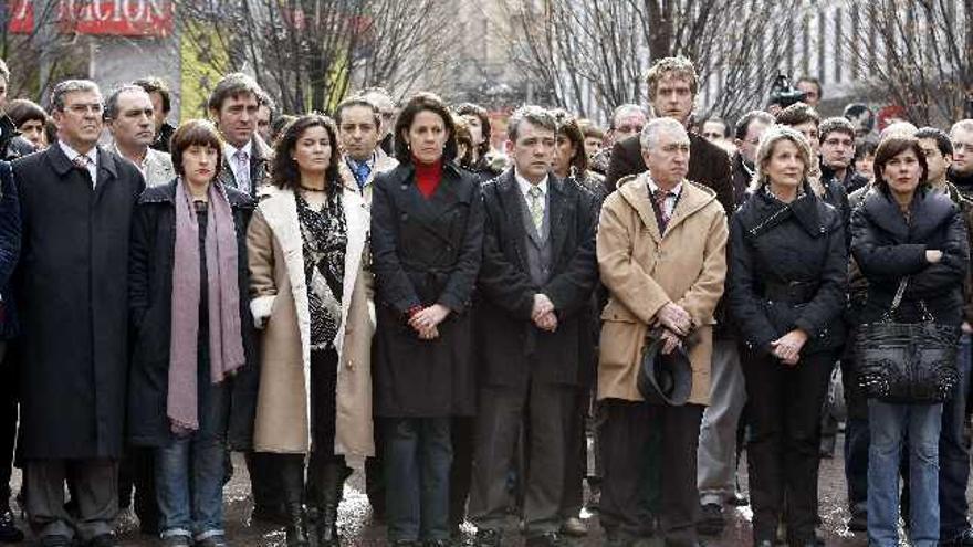 Concentración convocada por el Gobierno de Navarra ayer para mostrar su condena por el asesinato de la joven brasileña