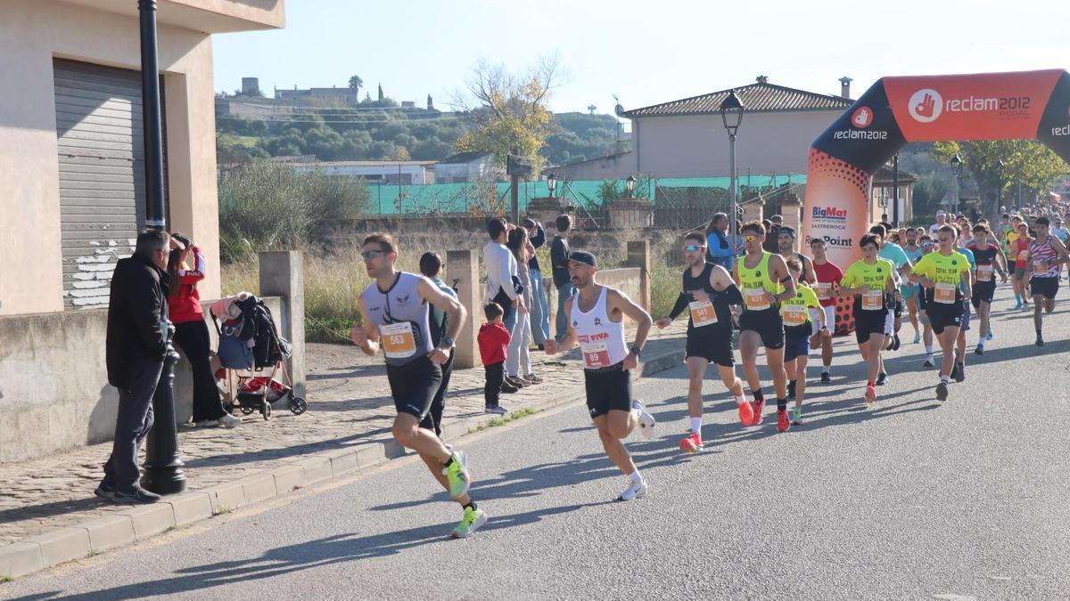 Salida de la mitja marató con Toni Gran segundo.