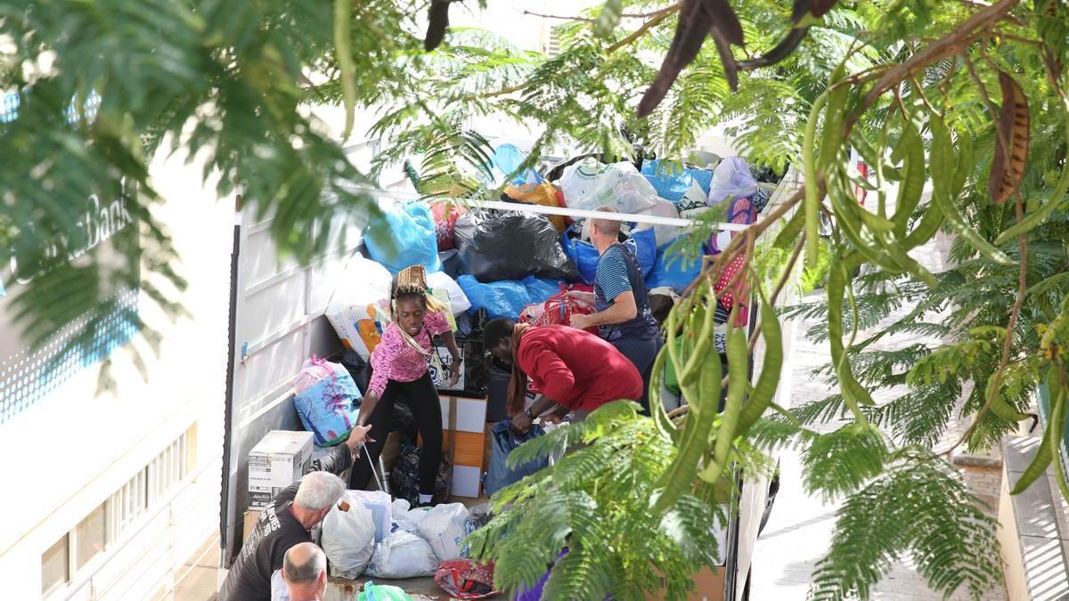 Voluntarios y miembros de la Facc cargando uno de los camiones con los enseres donados a la campaña.