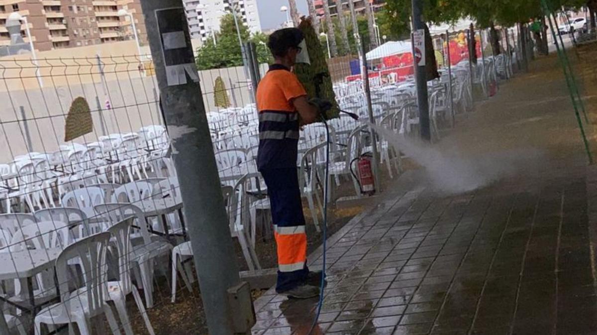 El baldeo de calles y la limpieza de contenedores se vio reforzado para evitar malos olores.