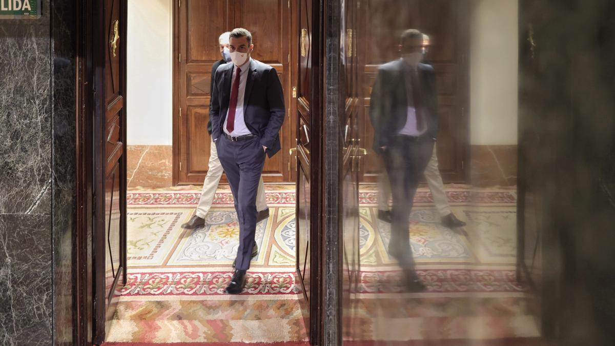 El presidente del Gobierno, Pedro Sánchez, en los pasillos del Congreso, durante su comparecencia en defensa de los indultos del 'procés', el pasado 30 de junio de 2021.