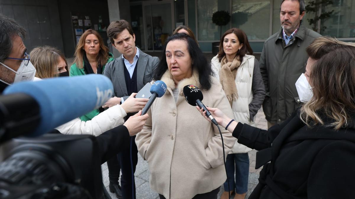 La alcaldesa de Cadrete, la popular María Ángeles Campillos, arropada por el presidente del PP de Zaragoza, Ramón Celma y otros cargos provinciales del partido, esta mañana frente al ayuntamiento.