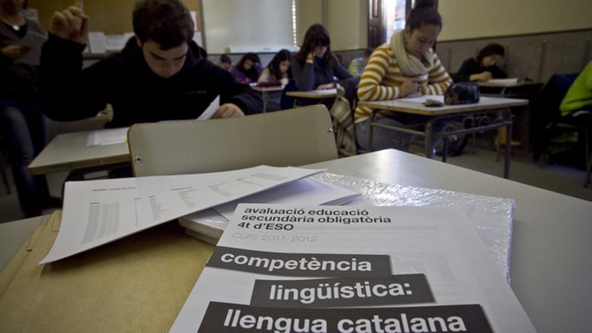 Examen extraordinario de 4º de ESO en un instituto de Les Corts, en Barcelona.