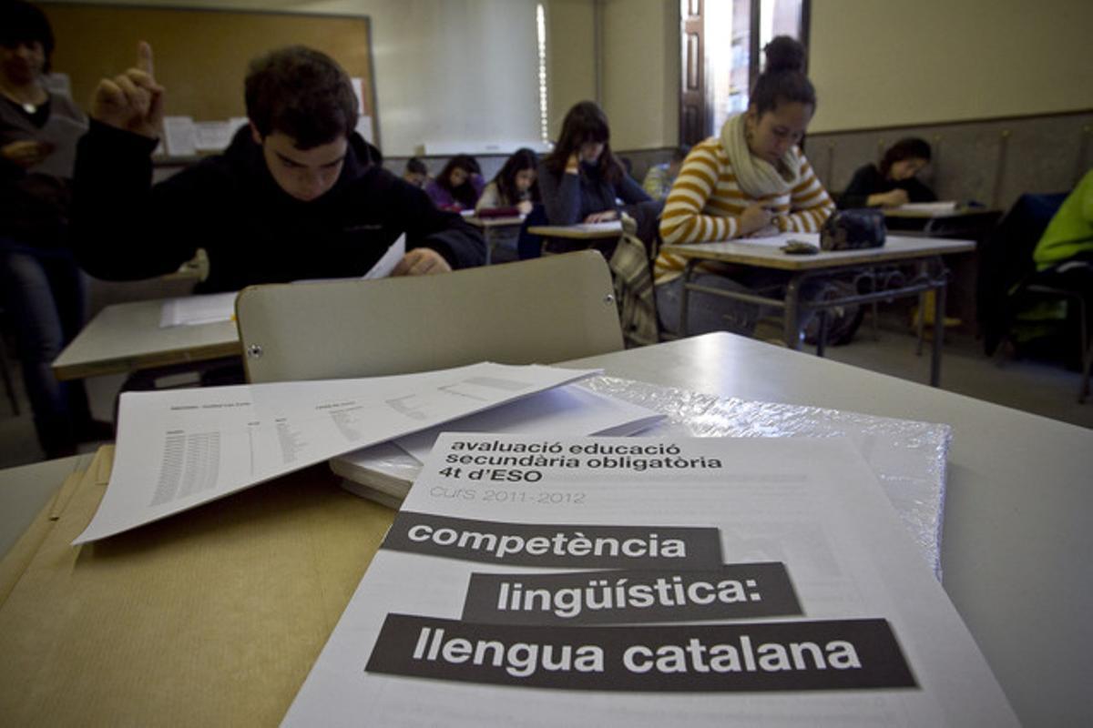 Examen extraordinari de 4t d’ESO en un institut de les Corts, a Barcelona.