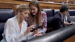 La vicepresidenta segunda, Yolanda Díaz, y la vicepresidenta tercera de Transición Ecológica, Sara Aagesen, durante un pleno del Congreso. 