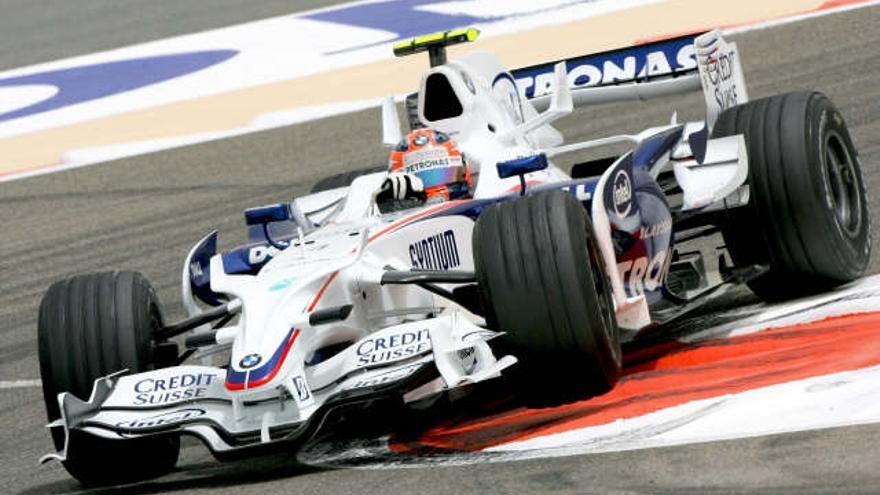 El piloto polaco de Fórmula Uno, Robert Kubica, del equipo BMW Sauber, en acción durante el primer entrenamiento en el circuito de Sakhir, cerca de Manama.