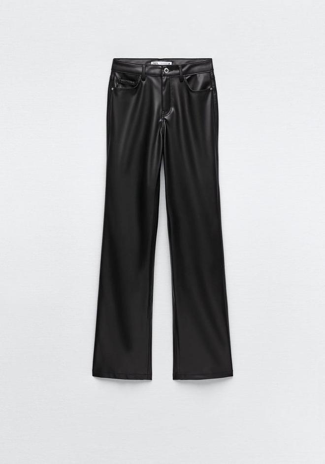 Pantalón efecto cuero de Zara (precio: 29,95 euros)