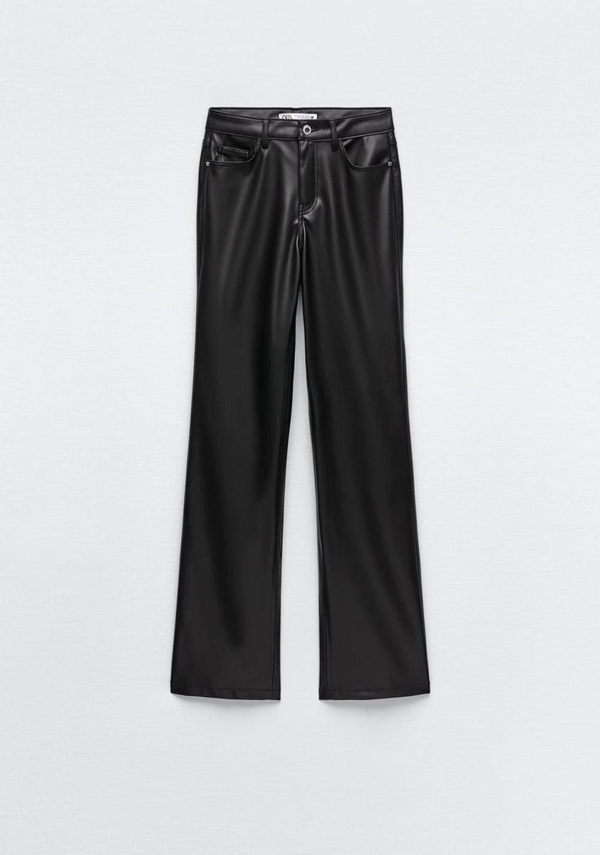 Pantalón efecto cuero de Zara (precio: 29,95 euros)