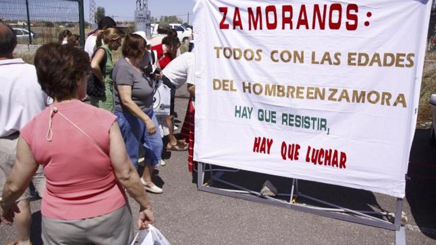 Adeiza recaba en el mercadillo 300 firmas a favor del traslado de «Las Edades» a Zamora