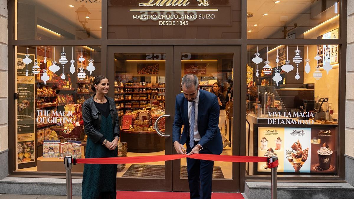 Marcos Ponce, director general de Lindt, y Ana Martínez, directora de Retail de Lindt, inauguran la tienda en Málaga.
