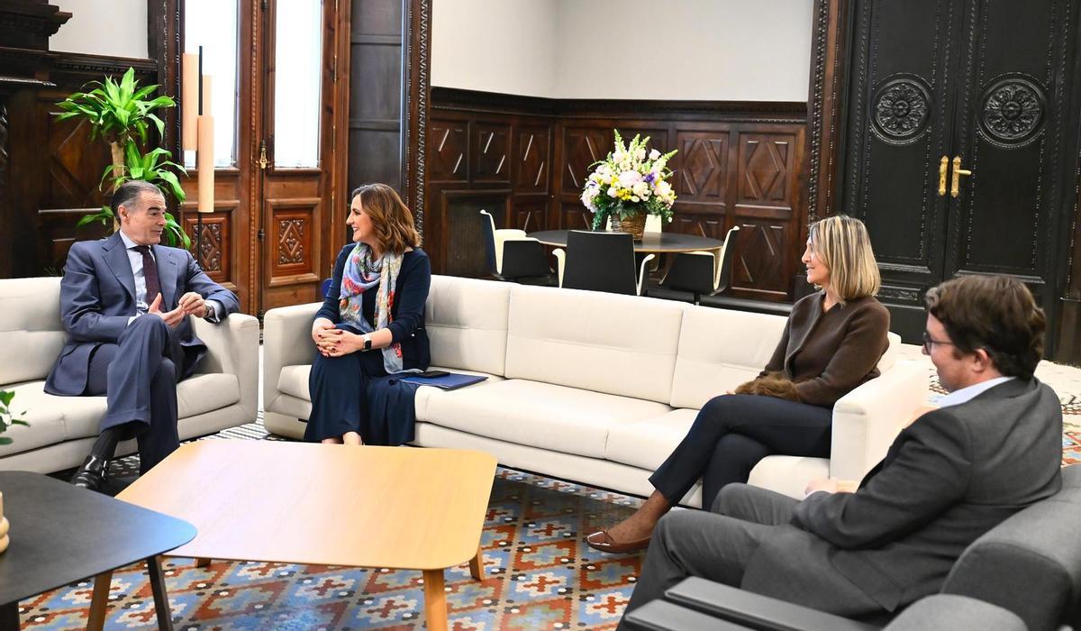 La alcaldesa de València, María José Catalá, reunida con el director general de la Fundación Instituto Valenciano de Oncología, Manuel Llombart, para ultimar el convenio urbanístico de la ampliación del IVO, el concejal de Urbanismo,Juan Giner y la concejala de Parques y Jardines, Mónica Gil