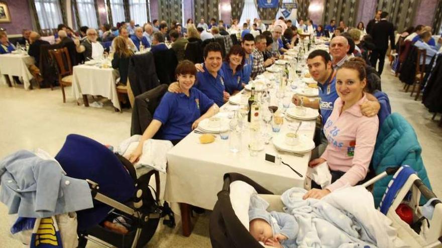 La Peña Azul del Oviedo reúne a sus socios en una comida
