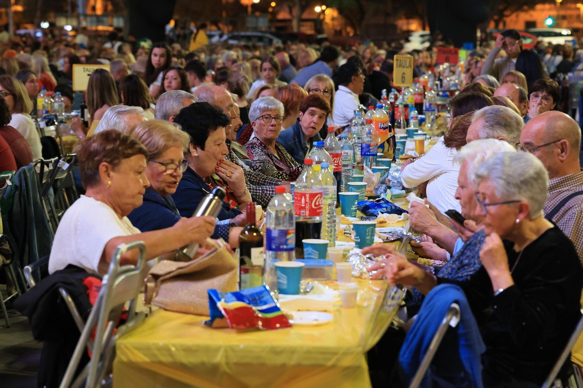 Búscate en la galería de fotos del Macrosopar de Veïns de las fiestas de Vila-real